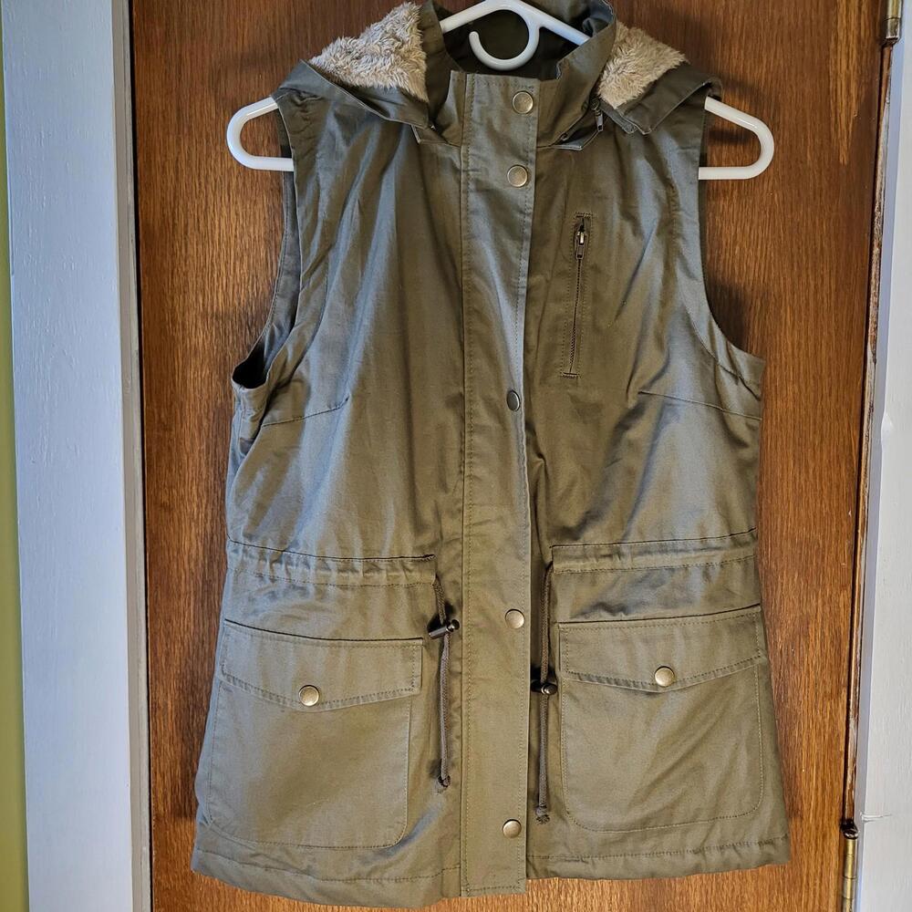 Love tree women's Khaki/green fullzipper/snap  removable hood vest lined Small